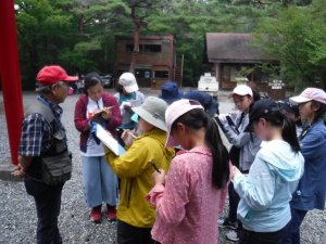 溶岩樹形　メモを取る子どもたち